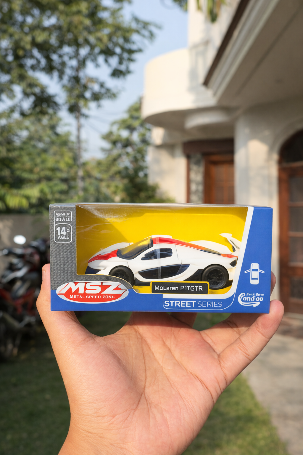 MSZ മക്ലാരൻ P1 GTR 1:43 സ്കെയിൽ ഡൈകാസ്റ്റ് കാർ മോഡൽ | തുറക്കാവുന്ന വാതിലുകൾ | പിന്നിലേക്ക് വലിച്ച് പോകുക